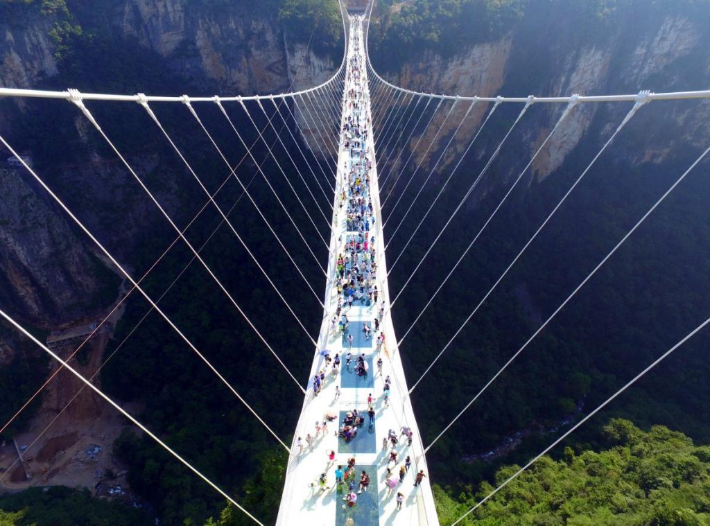 chinatouristswalkglassfloorsuspensionbridgezhangjiajiesouth chinatouristswalkglassfloorsuspensionbridgezhangjiajiesouth